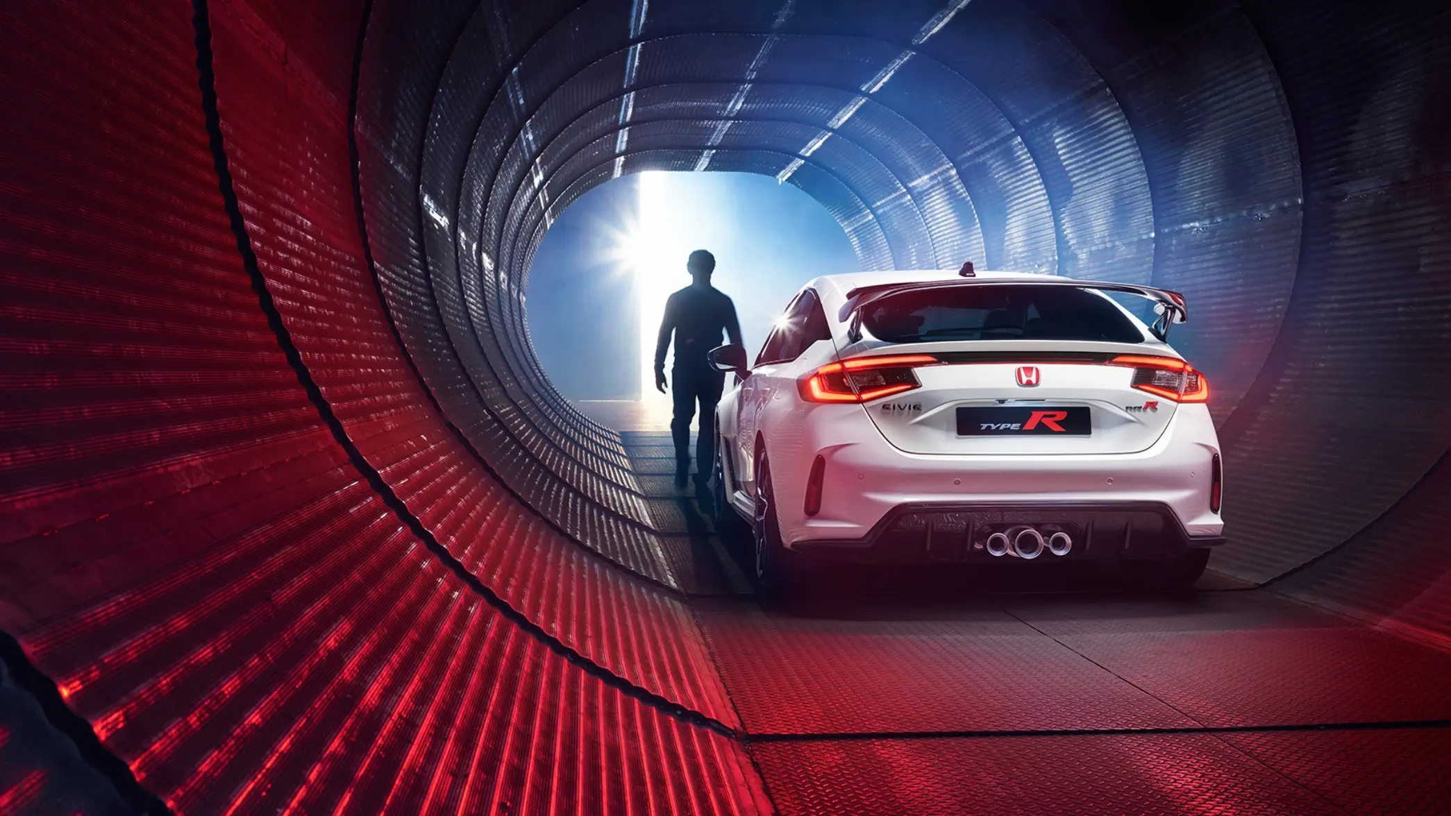 Trojštvrťový pohľad zozadu na model Honda Civic Type R zaparkovaný v tuneli.