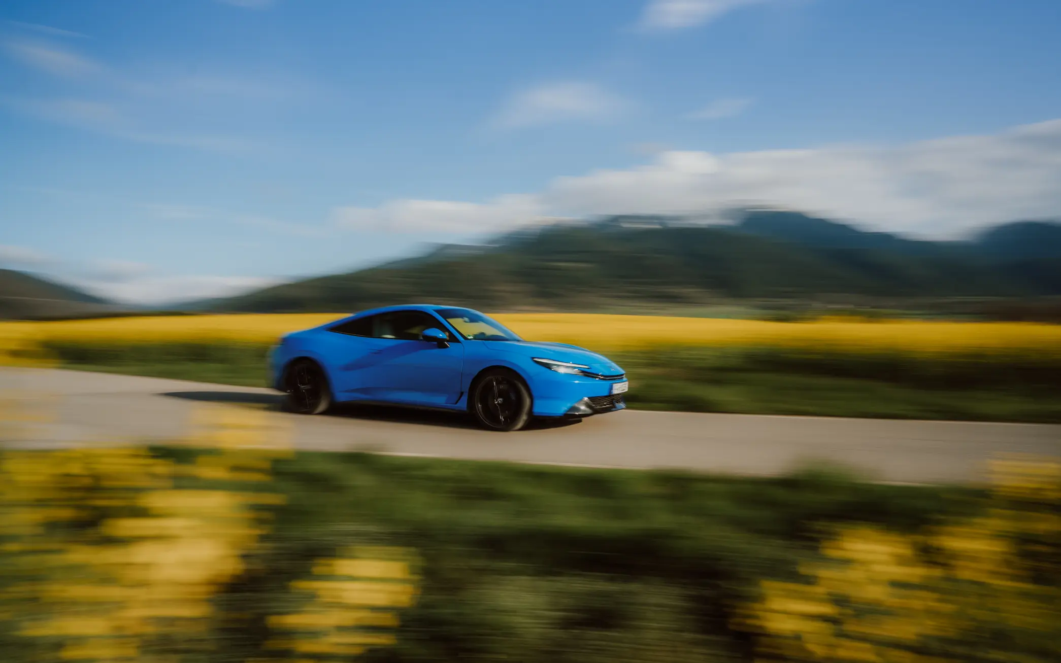 Honda Prelude v pohybe na ceste