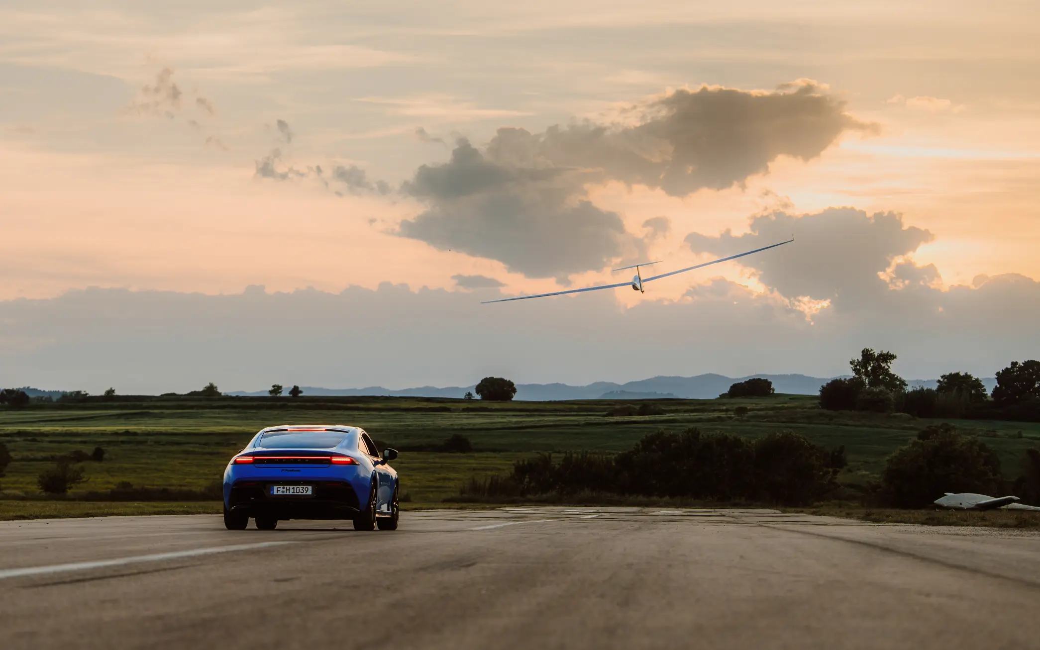 Honda Prelude a vetroň pri západe slnka